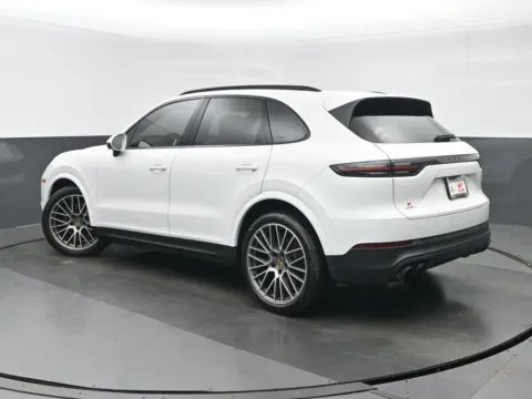 More photos of 2023 Porsche Cayenne Platinum Edition at Gravity Autos Chicago, IL