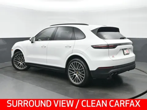 More photos of 2023 Porsche Cayenne Platinum Edition at Gravity Autos Chicago, IL