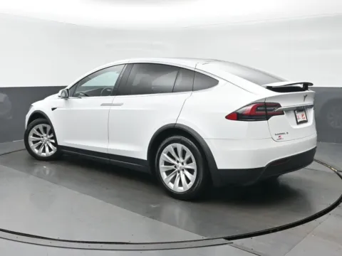 More photos of 2018 Tesla Model X 100D at Gravity Autos Chicago, IL