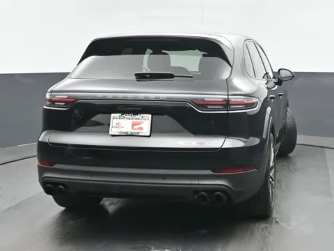 More photos of 2022 Porsche Cayenne Platinum Edition at Gravity Autos Chicago, IL