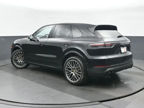 More photos of 2022 Porsche Cayenne Platinum Edition at Gravity Autos Chicago, IL