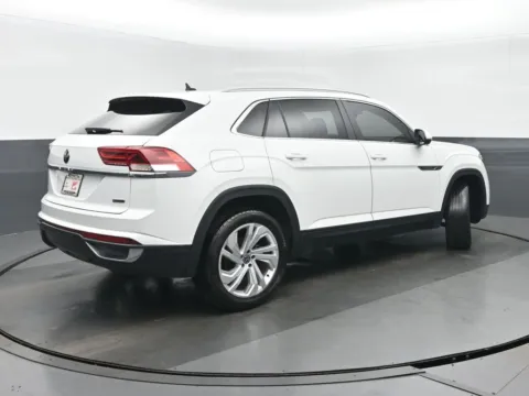 Another view of 2020 Volkswagen Atlas Cross Sport 2.0T SEL for sale in Highland Park, IL at Gravity Autos Chicago