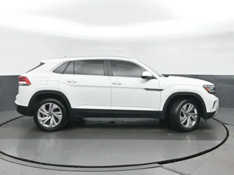 Photos of 2020 Volkswagen Atlas Cross Sport 2.0T SEL for sale in Highland Park, IL at Gravity Autos Chicago