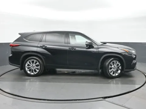 Photos of 2022 Toyota Highlander Limited for sale in Highland Park, IL at Gravity Autos Chicago
