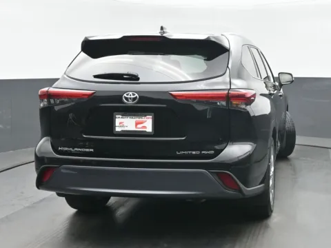 More photos of 2022 Toyota Highlander Limited at Gravity Autos Chicago, IL