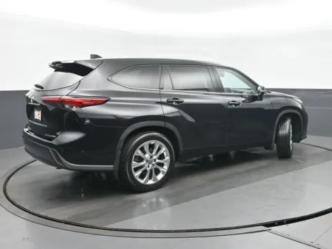 Another view of 2022 Toyota Highlander Limited for sale in Highland Park, IL at Gravity Autos Chicago