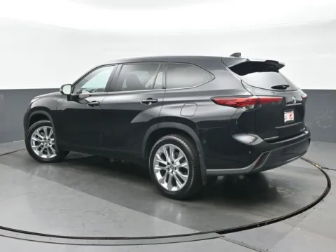 More photos of 2022 Toyota Highlander Limited at Gravity Autos Chicago, IL