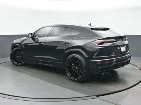 More photos of 2019 Lamborghini Urus at Gravity Autos Chicago, IL