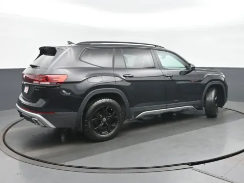 Another view of 2024 Volkswagen Atlas 2.0T Peak Edition SE w/Technology for sale in Highland Park, IL at Gravity Autos Chicago