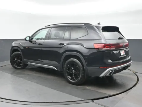 More photos of 2024 Volkswagen Atlas 2.0T Peak Edition SE w/Technology at Gravity Autos Chicago, IL