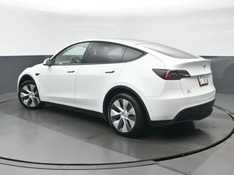 More photos of 2022 Tesla Model Y Long Range at Gravity Autos Chicago, IL