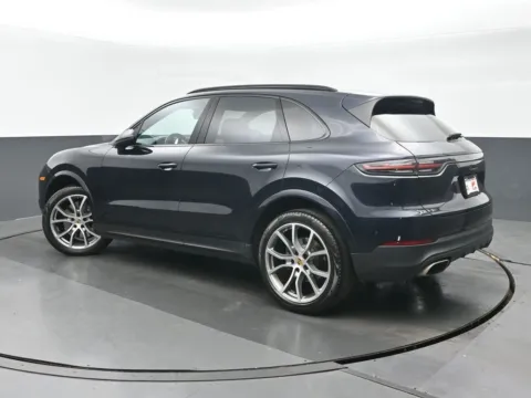 More photos of 2022 Porsche Cayenne Platinum Edition at Gravity Autos Chicago, IL