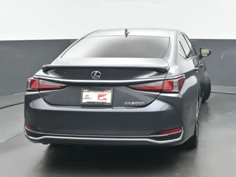 More photos of 2022 Lexus ES 300h at Gravity Autos Chicago, IL