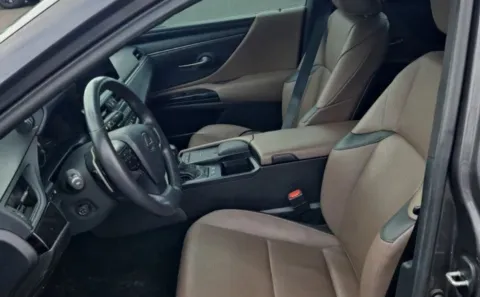 More photos of 2022 Lexus ES 300h at Gravity Autos Chicago, IL