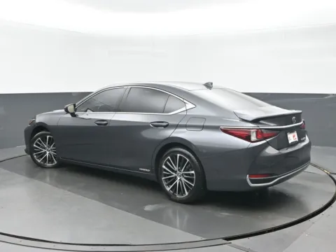 More photos of 2022 Lexus ES 300h at Gravity Autos Chicago, IL