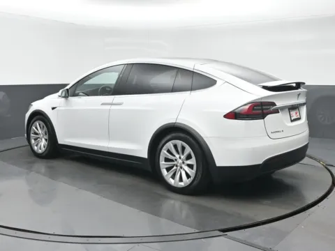 More photos of 2017 Tesla Model X 75D at Gravity Autos Chicago, IL