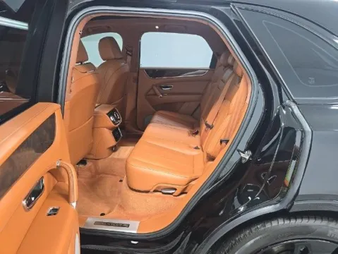 More photos of 2019 Bentley Bentayga V8 at Gravity Autos Chicago, IL