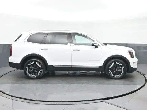 Photos of 2024 Kia Telluride S for sale in Highland Park, IL at Gravity Autos Chicago