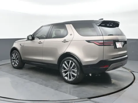 More photos of 2023 Land Rover Discovery S R-Dynamic at Gravity Autos Chicago, IL