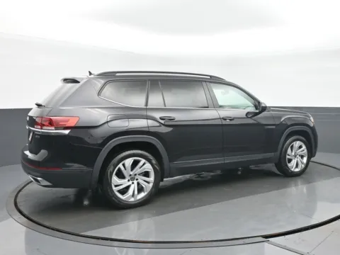 Another view of 2022 Volkswagen Atlas 2.0T SE w/Technology for sale in Highland Park, IL at Gravity Autos Chicago