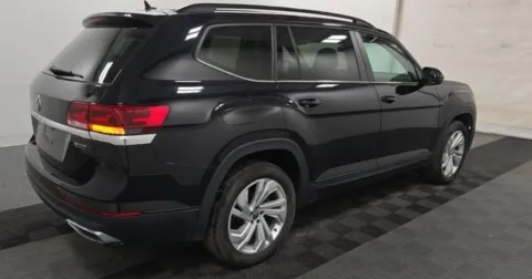 Photos of 2022 Volkswagen Atlas 2.0T SE w/Technology for sale in Highland Park, IL at Gravity Autos Chicago