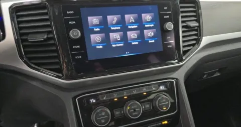 Another view of 2022 Volkswagen Atlas 2.0T SE w/Technology for sale in Highland Park, IL at Gravity Autos Chicago