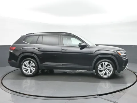 Photos of 2022 Volkswagen Atlas 2.0T SE w/Technology for sale in Highland Park, IL at Gravity Autos Chicago