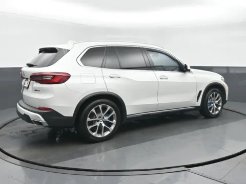Another view of 2019 BMW X5 xDrive40i for sale in Highland Park, IL at Gravity Autos Chicago
