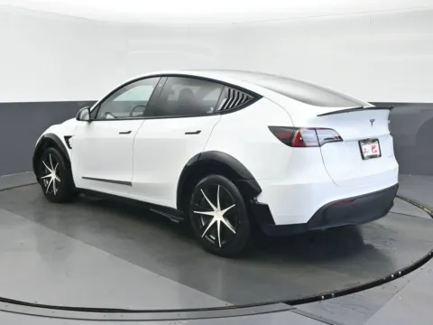 More photos of 2023 Tesla Model Y Long Range at Gravity Autos Chicago, IL