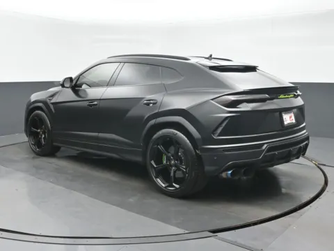 More photos of 2019 Lamborghini Urus at Gravity Autos Chicago, IL