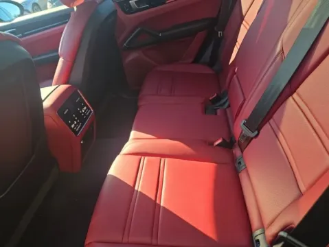 More photos of 2019 Porsche Cayenne at Gravity Autos Chicago, IL
