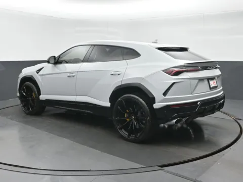 More photos of 2022 Lamborghini Urus at Gravity Autos Chicago, IL