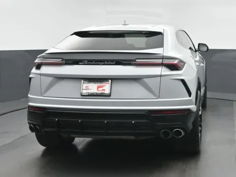 More photos of 2022 Lamborghini Urus at Gravity Autos Chicago, IL