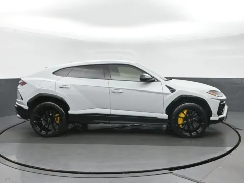 Photos of 2022 Lamborghini Urus for sale in Highland Park, IL at Gravity Autos Chicago