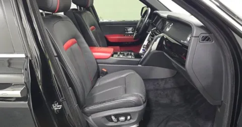 More photos of 2019 Rolls-Royce Cullinan at Gravity Autos Chicago, IL