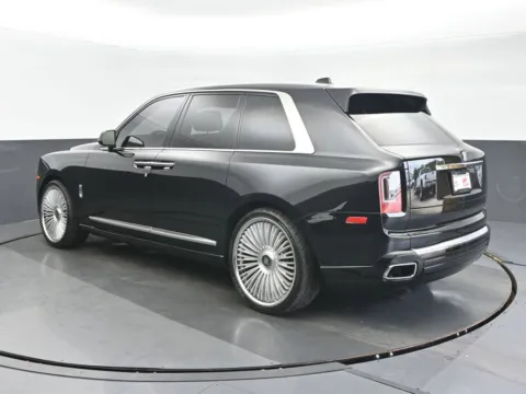 More photos of 2019 Rolls-Royce Cullinan at Gravity Autos Chicago, IL
