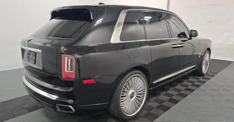 Photos of 2019 Rolls-Royce Cullinan for sale in Highland Park, IL at Gravity Autos Chicago