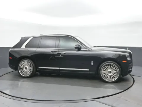 Photos of 2019 Rolls-Royce Cullinan for sale in Highland Park, IL at Gravity Autos Chicago