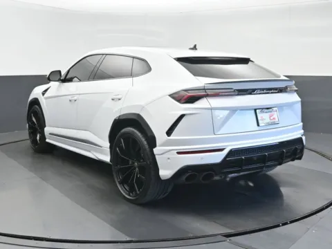 More photos of 2020 Lamborghini Urus at Gravity Autos Chicago, IL