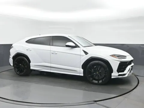 Photos of 2020 Lamborghini Urus for sale in Highland Park, IL at Gravity Autos Chicago