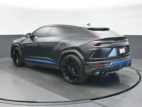 More photos of 2021 Lamborghini Urus at Gravity Autos Chicago, IL