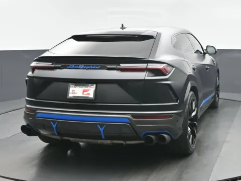 More photos of 2021 Lamborghini Urus at Gravity Autos Chicago, IL