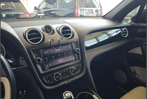 More photos of 2019 Bentley Bentayga V8 at Gravity Autos Chicago, IL