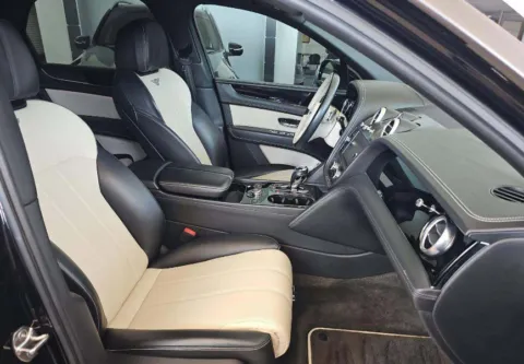 More photos of 2019 Bentley Bentayga V8 at Gravity Autos Chicago, IL