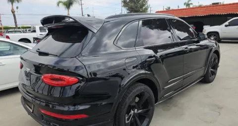 Photos of 2022 Bentley Bentayga V8 for sale in Highland Park, IL at Gravity Autos Chicago