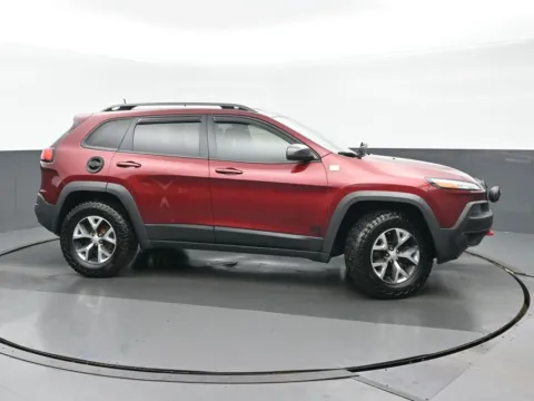 Photos of 2018 Jeep Cherokee Trailhawk for sale in Highland Park, IL at Gravity Autos Chicago