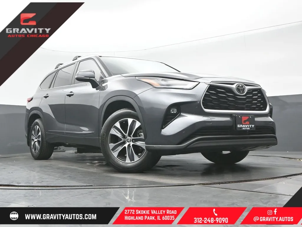 Gray 2023 Toyota Highlander XLE for sale in Highland Park, IL