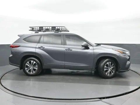 Photos of 2023 Toyota Highlander XLE for sale in Highland Park, IL at Gravity Autos Chicago