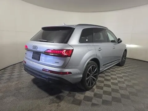 Photos of 2022 Audi Q7 55 Premium Plus for sale in Highland Park, IL at Gravity Autos Chicago