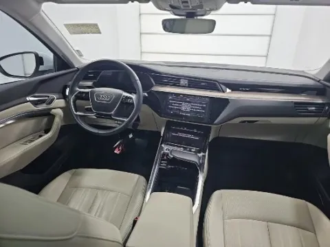 More photos of 2022 Audi e-tron Premium Plus at Gravity Autos Chicago, IL